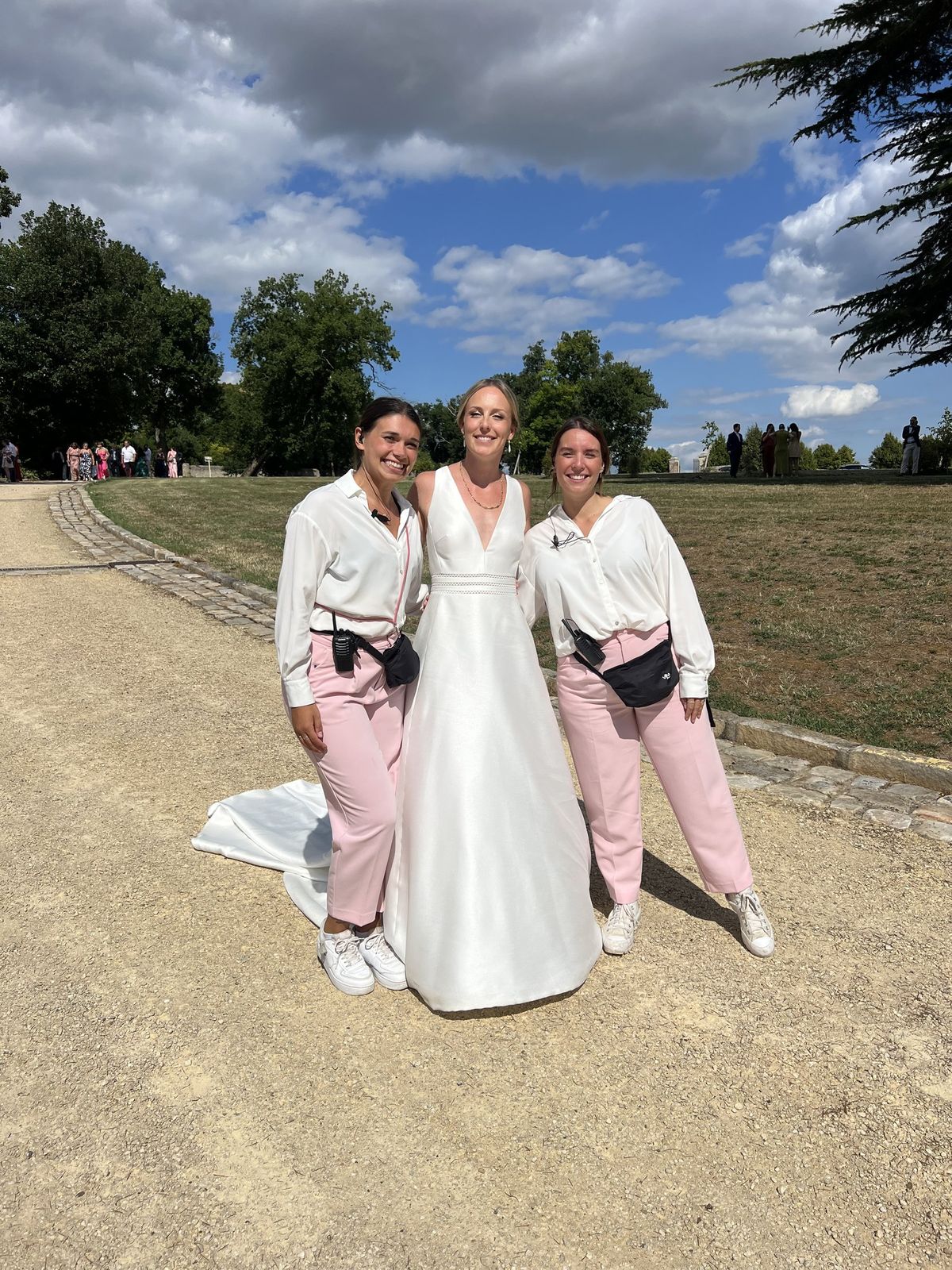 Marie et Lisa aux côtés d'une mariée