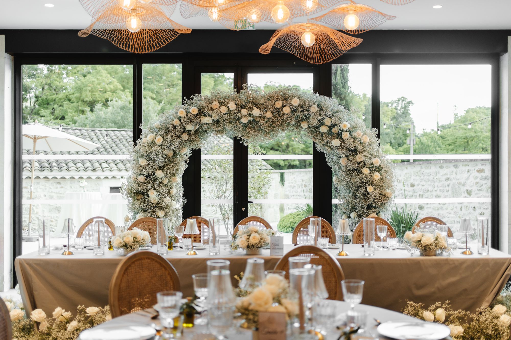 Arche florale et salle de réception décorée