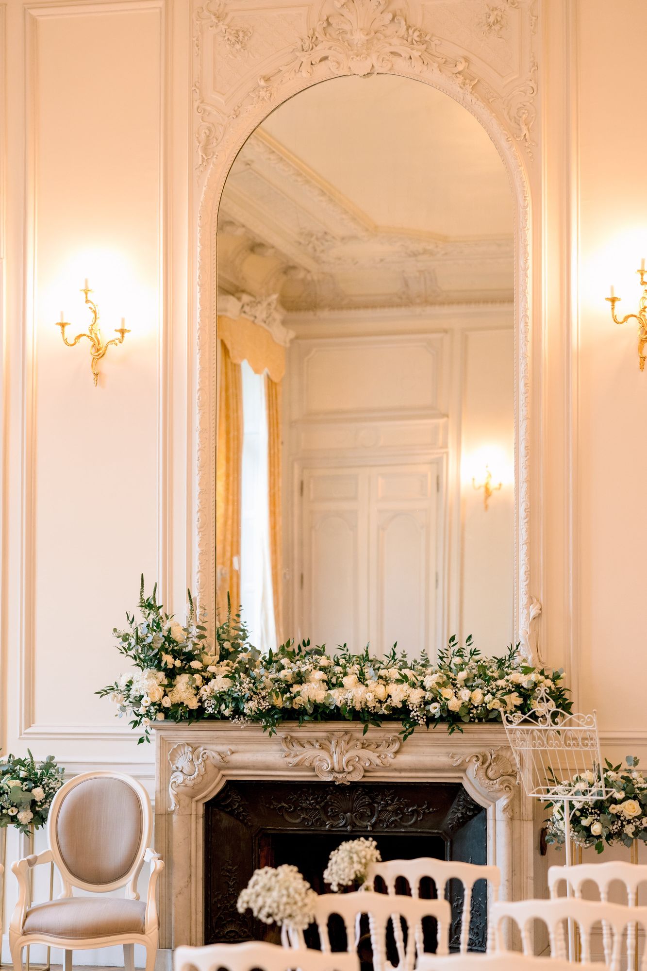 Cheminée habillée de fleurs blanches