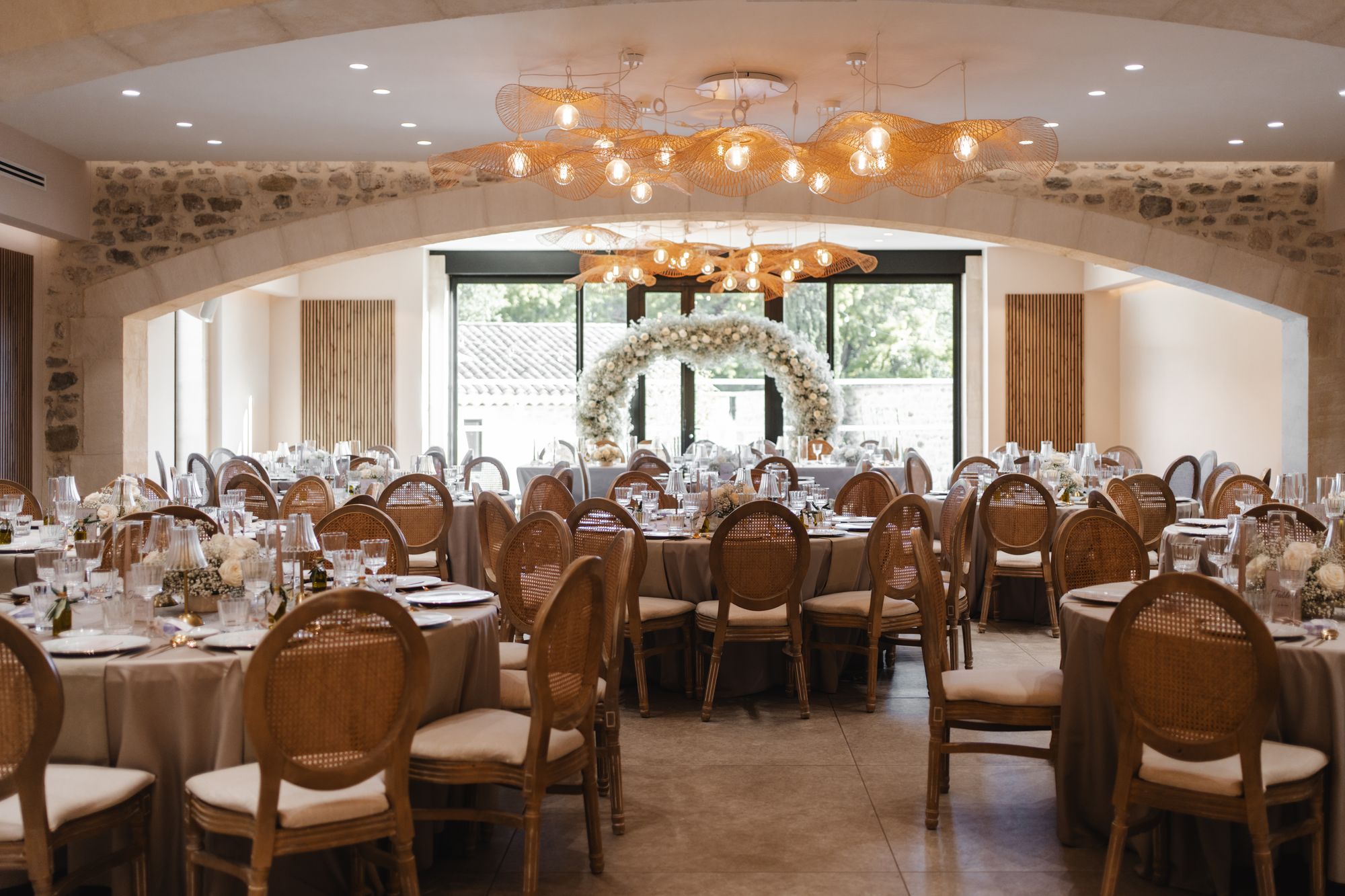 Salle de réception, chandelier et tables dressées