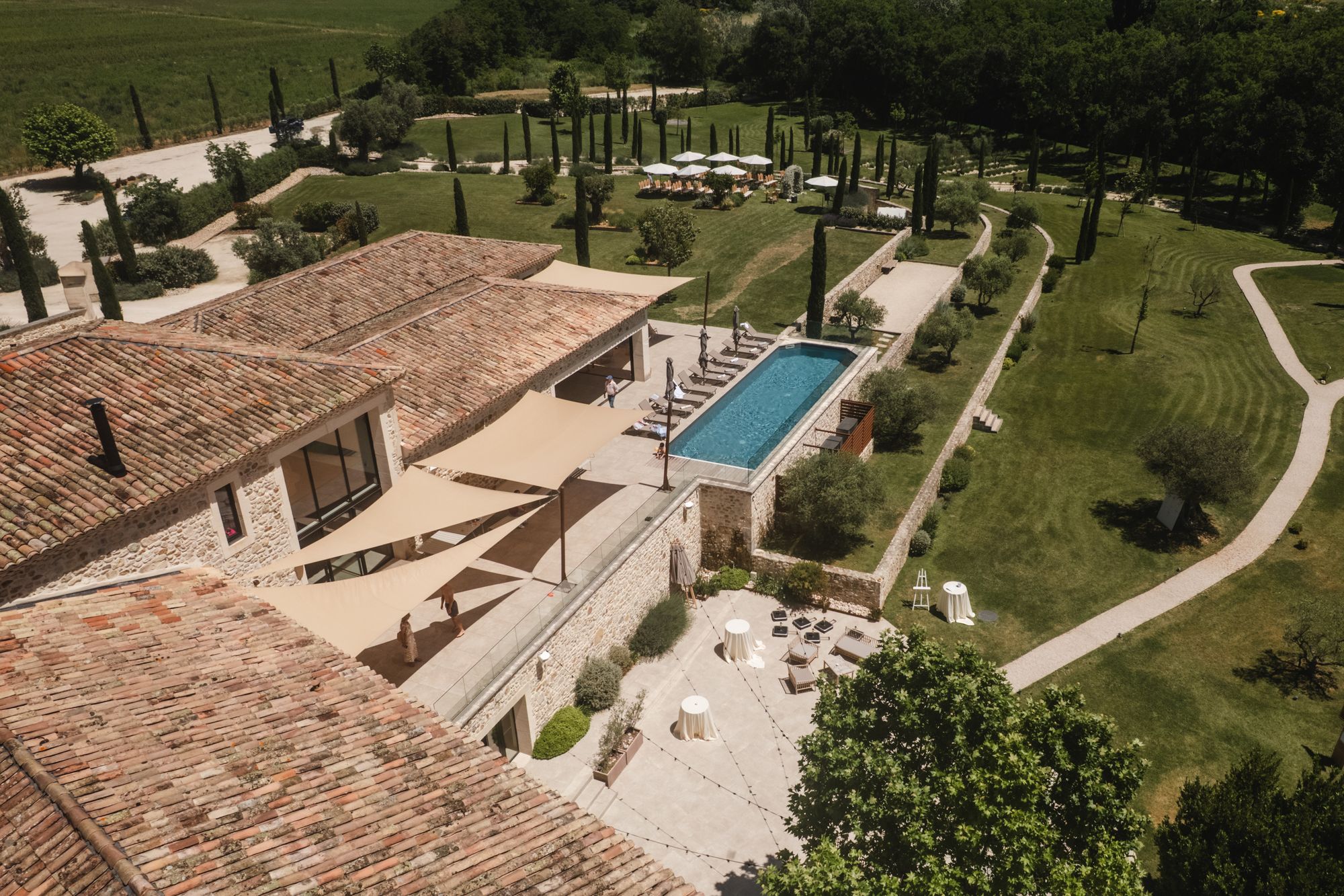 Vue aérienne du domaine et de sa piscine