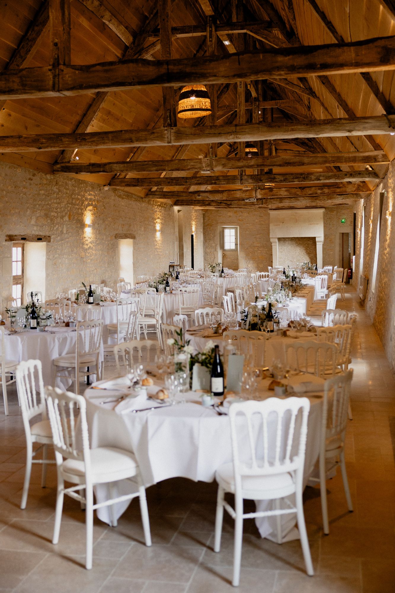 Salle de réception habillée de blanc