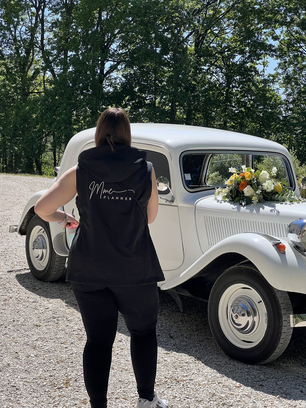 L'équipe Madame Planner en action, véhicule de mariage fleuri