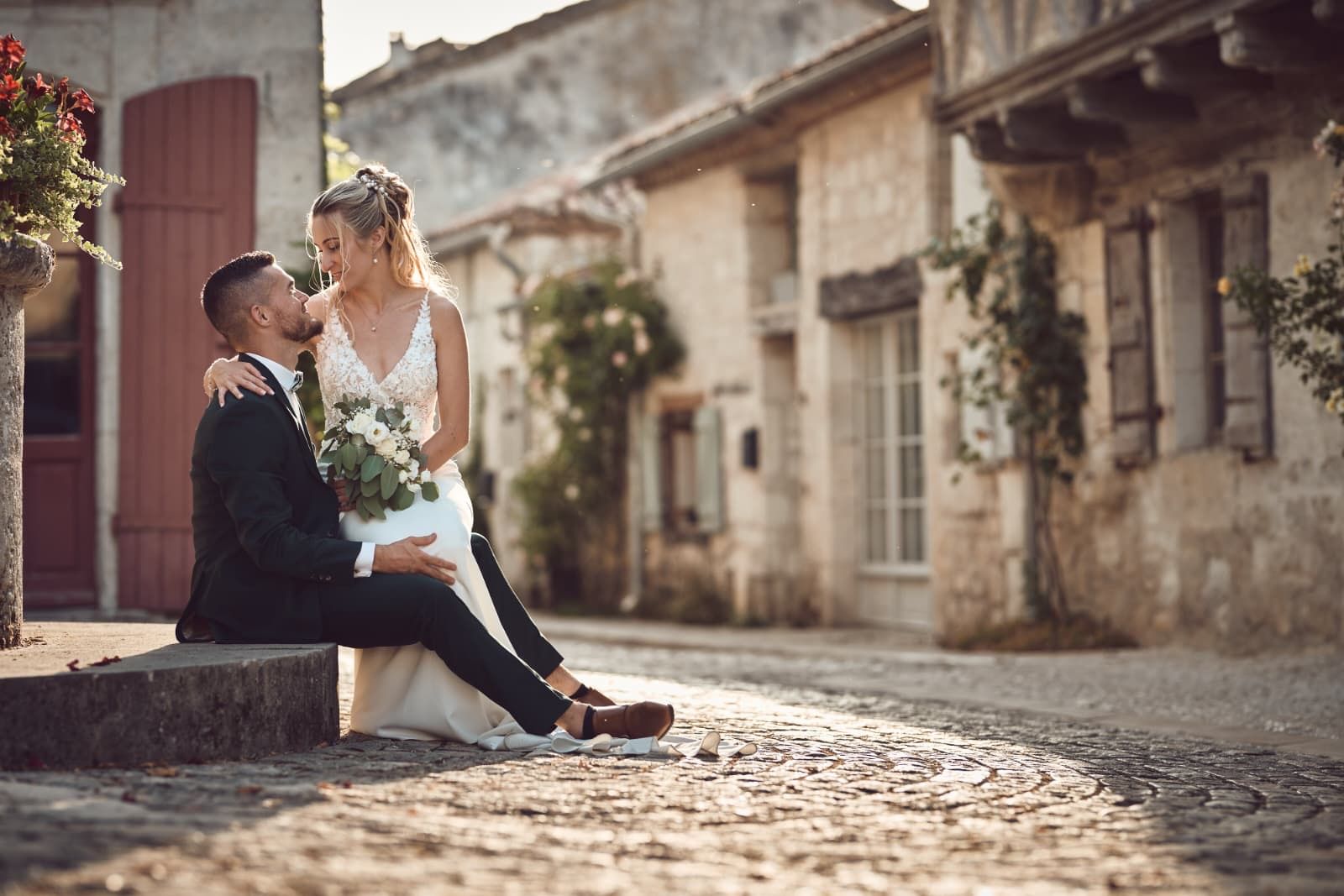 Mariage, tendre baiser sur les pavés