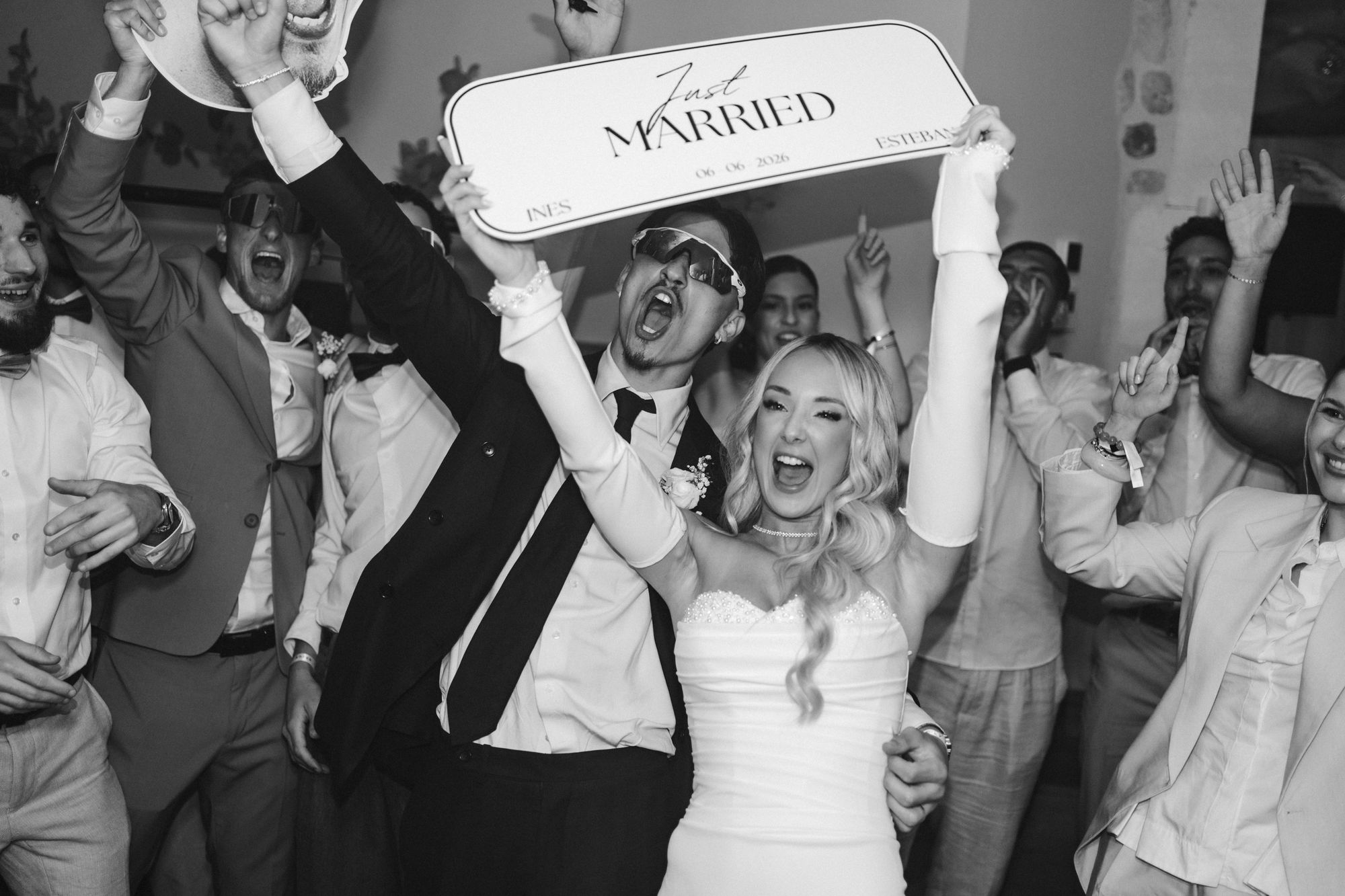 Soirée de mariage, ambiance festive en noir et blanc